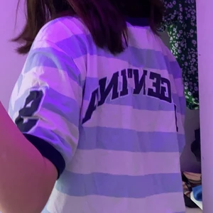 Tröja  - Säljer en oversized t-shirt som e köpt från hm för ungefär 20 år sen. Storlek L  och jätte bra skick, använd typ 4 gånger❤️