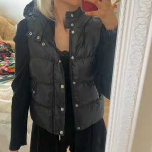 Svart glansig väst - säljer denna skit fina väst som tyvärr nt kommer t användning!💓 den är från United colors of benetton! köp direkt för 500kr