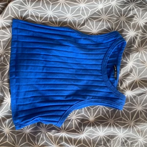 Blå topp - Säljer en jätte somrig och trendig blå topp då den inte riktigt passar mig (sista bilden ger mest rättvisa för färgen) står att den är i storlek M men passar alla storlekar beroende på hur man vill att den ska sitta