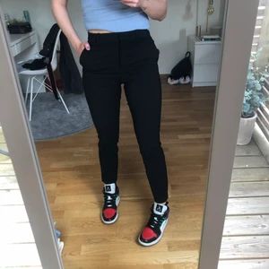 Kostymbyxor  - Kostymbyxor från H&M i storlek 34, aldrig använda mer än när jag provat dom, så de är i nyskick. Jag är 168. Köparen står för frakten som kan variera i pris beroende på hur stort kuvert som behövs!:)