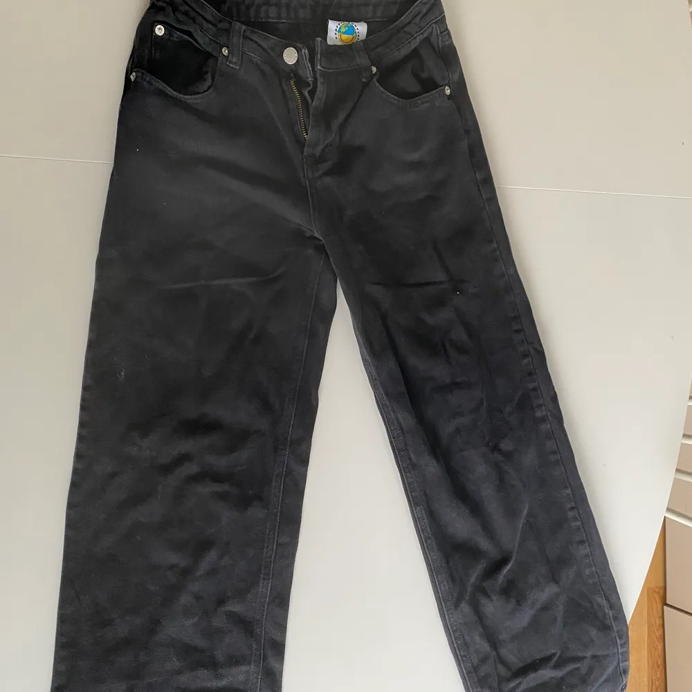 Skitfina unif jeans med loose legs. säljs ej längre av unif🌈. Jeans & Byxor.