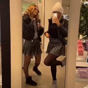 Zara kjol - Jättefin glittrig kjol från Zara som är slutsåld! Använd 1/2 gånger så väldigt ny och oanvänd