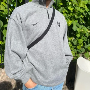 Nike 1/4 Zip - En schysst Cuarterzip sweatshirt i märket Nike. Modellen är 183 cm och bär storlek L! Skriv gärna om du undrar något!!🖤