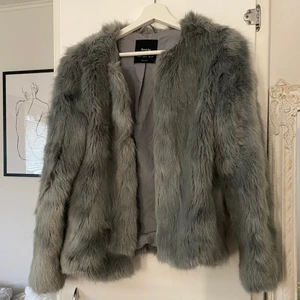 Jacka från Bershka - Så fin pälsjacka (imitation) från Bershka, kommer tyvärr aldrig till någon användning 🌷