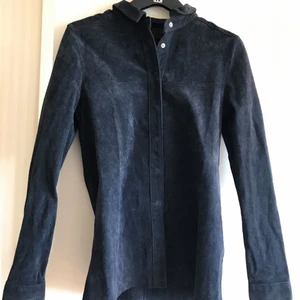 Mörkblå mockaskjorta XS - Mörkblå mockaskjorta från Never Denim/Bik Bok. Bra skick, knappt använd. 