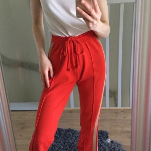 Byxor - Ett par röda byxor i bomullstyg med knytning i midjan. Är väldigt bekväma och har hög midja. Storlek XS från Vero Moda. Köpare betalar frakt.🌻💫