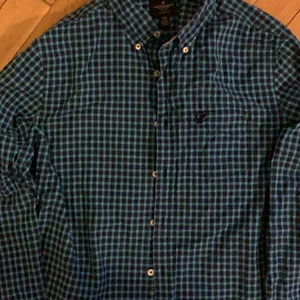 Amerikan Eagle skjorta - En skjorta i Medium från American Eagle i bra skick och sparsamt använd. Kan sänka pris vid köp av flera plagg