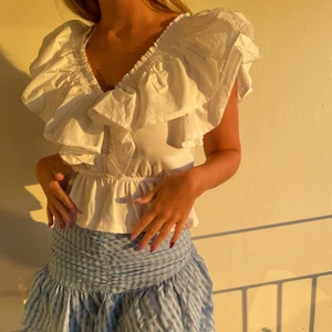 Vit volang topp Zara  - Säljer denna slutsålda populära topp, i storlek L men passar mig som vanligtvis bär S/M🤍✨ Prislapp kvar. buda från 159kr. Spårbar frakt 66kr 📦 