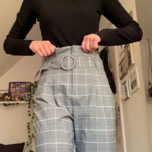 Bershka byxor - Fina kostymbyxor köpta på Bershka för cirka ett år sedan✨✨  Sparsamt använda och i gott skick! Bältet går att ta ut om man t.ex. skulle vilja ha ett annat skärp till. Skriv om du har några frågor eller vill ha fler bilder✨✨ Köparen står för frakten! (Läs min bio för info)