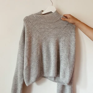 Grå stickad tröja - Grå stickad tröja - oversize. 