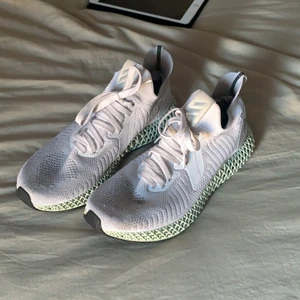 Adidas alphaedge 4d - Använda mindre än 5 gånger på löpband, dammiga men annars nyskick, det är den dyra modellen så ny pris var 4200 sek, men eftersom de inte passar längre säljer jag de billigt. Skon har ”strump” passformen och även om de är 44 skulle de enkelt och bekvämt kunna passa en 44,5 ev 45
