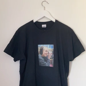 T-shirt  - Använd 2-3 gånger, tvättad och trycket sitter jättebra