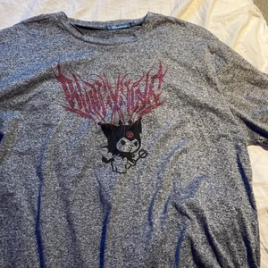 Tshirt  - Tshirt med tryck, vet ej vart den är köpt men det är asiatisk storlek så det är mer som en XL, 60kr plus frakt 