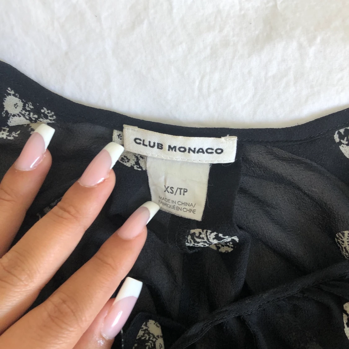 Snygg blus med knyt detalj - 91