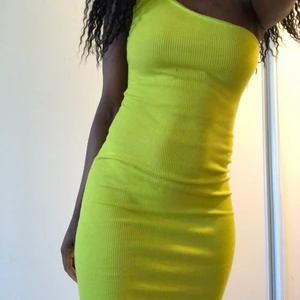 Neon klänning  - Neon klänning aldrig använt 