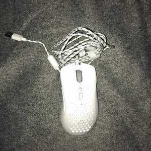 Gamingmus - Musen ny är ganska billigt, de e inte den bästa musen men den gör de den ska. Är helt oandvänd men har tyvärr inte kvar boxen. Men musen har ej repor