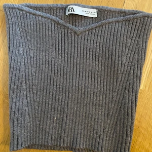 Stickad topp från Zara - Jättefin, mjuk och bekväm topp från Zara!!! Har använt 1 gång så är i ett super bra skick🔆🌟