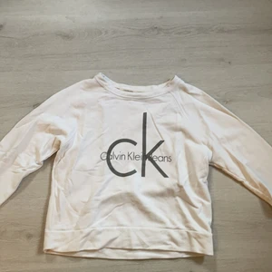 Calvin Clein sweatshirt - Calvin clein || storlek ( Small ) passar också som en ( Xs ) Fint skick , säljer pågrund av för liten. Frakt : 62kr.  ,köparen står för frakten. 🌸 
