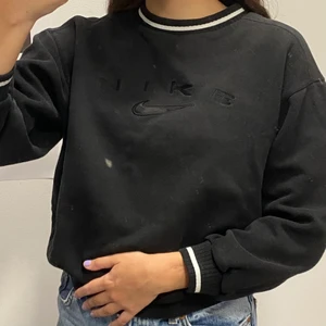 Nike tjocktröja - på storleksförteckningen står det L, men armarna är kortare än normalt på mig som är en S! möts upp i stockholm🌾