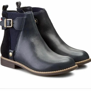 Boots - Tommy Hilfiger - Snygga boots från Tommy Hilfiger märket. Är i mörkblå färg! Verkar vara slut på hemsidan. Storlek 37 men passar även 38.  Kontakta så skickar jag fler bilder! 