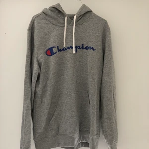 Champion hoodie i hyfsat bra skick! - Champion Hoodie i hyfsat bra skick! Finns endast en liten fläck på fickan. 