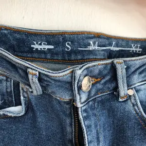 Säljer dessa oanvända jeans då skinny jeans inte är min stil. Lappen sitter kvar, kostade 599kr säljer för 250kr. Bara att höra av dig om du vill ha fler bilder🥰