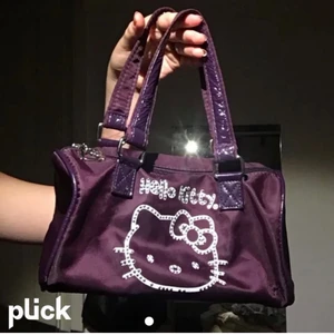 Hello Kitty väska  - Lila hello Kitty väska med rhinestones och massa hello Kitty detaljer överallt 