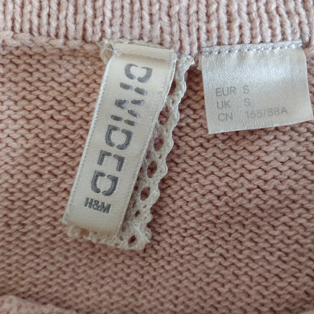 En söt lätt stickad tröja i gammelrosa färg. Använts bara en gång för att prova. Storlek S. Skicket är som nytt. Passform är crop. . Stickat.