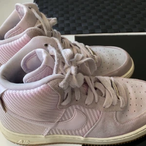 Nike Air force 1 vintage high - Säljer ett par skor som jag inte använder nån mer har använt den 5 gånger och tror dem är gammal för hittar inte dom när jag söker på dom. Det är bara att skriva för flera bilder💕💕