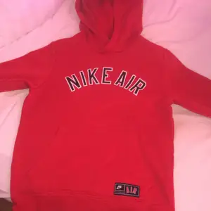 Röd Nike air hoodie i storlek 13-15 år. Hoodien är i nyskick. !köparen står för frakten!