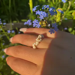 En super somrig och stilren ring🤩 handgjord och bra kvalitet❤️köp tre ringar och slipp frakt💕 Instagram:jewelry_by_m.k