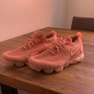 Vapormax - Rosa vapormax Nike. Skitsnygga använd några gånger så sköna att gå i! Går ej o få tag på i Sverige längre köpt för 2000kr