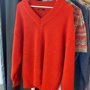 Säljer en röd/orange stickad tröja från Gina tricot. Jätteskön och mysig🥰