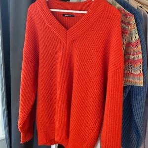 Stickad tröja från Gina Tricot🧡❤️ - Säljer en röd/orange stickad tröja från Gina tricot. Jätteskön och mysig🥰