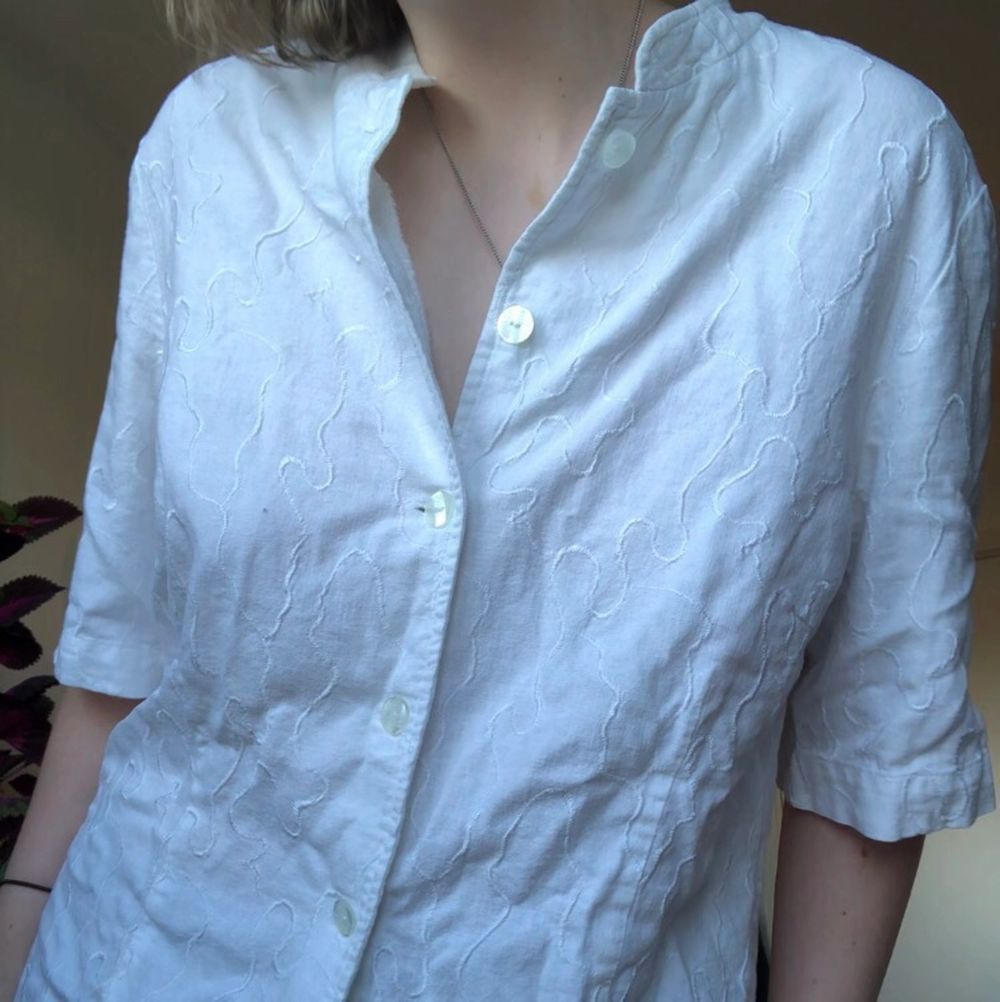 🤍Supersnygg vit skjorta i nyskick! 🤍Köpte denna ett tag sen på second hand men den har tyvärr aldrig kommit till någon användning och säljer därför. Kan mötas upp, annars tillkommer frakt. Skjortor.
