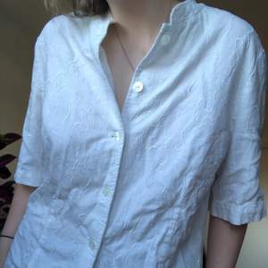 🤍Supersnygg vit skjorta i nyskick! 🤍Köpte denna ett tag sen på second hand men den har tyvärr aldrig kommit till någon användning och säljer därför. Kan mötas upp, annars tillkommer frakt