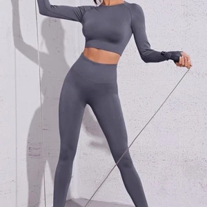 Träningskläder  - Gråa träningsset det, det står att storlek M men skulle anta att de passar mer XS-S