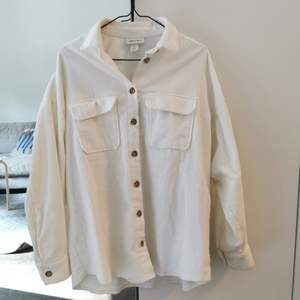Oversized, vit skjortjacka från Monki. . Stl M. Använd några fåtal gånger.. Hör av er för mer info eller bilder 🌷