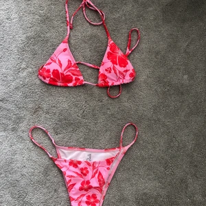 Blommig bikini  - En helt oanvänd bikini med superfint mönster. Överdelen skulle jag säga är ganska liten i storleken. 