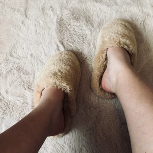 Superfina fluffiga tofflor  - Så fina fluffiga tofflor. Köpte dessa men insåg snabbt att mina fötter var för breda så fötterna stannade inte kvar i tofflan. Dessa söker nu sitt nya hem, en med lite mindre fötter (ps jag har ovanligt breda). Storlek 38-39. Oanvända, endast provade på. SUPERMJUKA!!