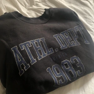 Sweatshirt  - Ball vintage liknande sweatshirt med snyggt tryck, använd fåtal gånger men den är verkligen super mysig!💕