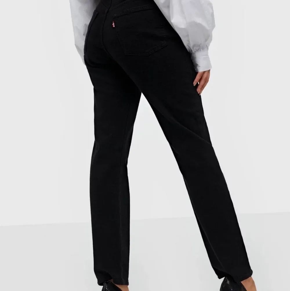 Svarta jeans från Levi’s modell 501. Storlek W27 L30. Säljs då dom är lite för stora för mig, sparsamt använda. Skriv privat för mer bilder. Frakt tillkommer. . Jeans & Byxor.
