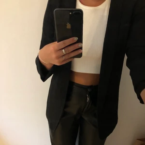 Svart kavaj - Svart kavaj från pieces och är i strl S, är figursydd och har lite kortare ärmar. Kontakta mig vid intresse men även om du har frågor eller vill ha fler bilder. (Priset kan diskuteras)🥰