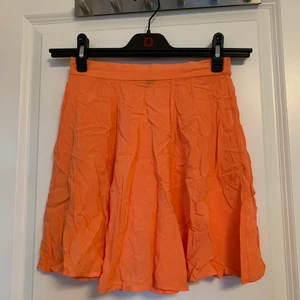 Orange kjol från BikBok i storlek XS - Orange/pärsika-färgad kjol från BikBok i storlek XS. Det är resår i bak så den är stretchig. 