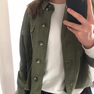 Grön jacka  - Mörkgrön jacka från Only. Ändats använd fåtal gånger och är i bra skick. Perfekt till sommaren! 