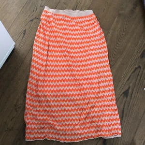 ”Missoni” print kjol - Lång kjol i ”missoni” mönster från märket an’ge. Står inte vad storleken är men passar mig som har S bra.