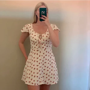 Sommarklänning 💘 - Gulligaste sommarklänningen i superfint skick! Creme vit med mörkrosa blommor🌸 Från Zaful i strl 38, men skulle säga att den sitter som en 36✨ Frakt tillkommer på 66kr💌