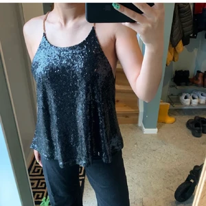Paljett topp - Sjukt snyggt linne jag fick av en familjemedlem! Aldrig använd och så synd att den bara hänger i garderoben! Prislappen sitter även kvar.Sitter liiiite löst på mig som är en XS så skulle kunna passa en Small med!! Nypris är 479:- ( fraktkostnad tillk