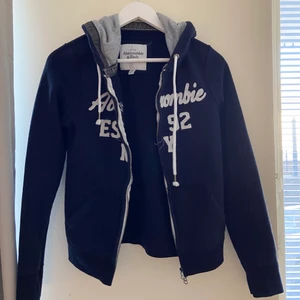 Abercrombie & Fitch - En tjocktröja. Ziplåset fastnar ibland och är lite trögt, därav det billiga priset. Är storlek M men jag skulle säga att den är ganska liten i storleken.