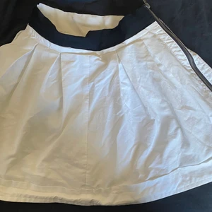 Plisserad vit kjol  - Från Bik Bok, bra skick. Ganska kort. Kan ej skicka bild med den på då den inte passar mig. Hämtas i Märsta eller fraktas mot fraktkostnad. 